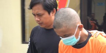Kendarai Mobil Sedan Pria Bersarung Gasak Kotak Amal