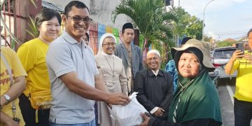 Forum Lintas Agama di Pamekasan Bagi-bagi Makanan Gratis