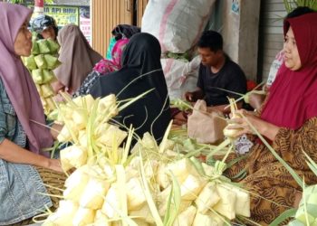Pedagang Selongsong Ketupat di Pamekasan Sampai Menginap di Pasar 