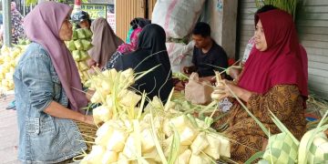 Pedagang Selongsong Ketupat di Pamekasan Sampai Menginap di Pasar 