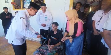 Hidup Sebatang Kara Pria Lumpuh Dapat Perhatian Bupati Pamekasan