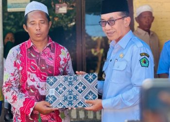 Bupati dan Wabup Pamekasan Santuni Tokoh yang Rumahnya Terbakar