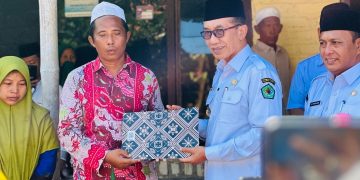 Bupati dan Wabup Pamekasan Santuni Tokoh yang Rumahnya Terbakar