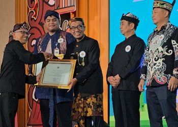 Sukses Melestarikan Bahasa Daerah Bupati Pamekasan Terima Penghargaan dari Kemedikdasmen