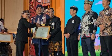 Sukses Melestarikan Bahasa Daerah Bupati Pamekasan Terima Penghargaan dari Kemedikdasmen