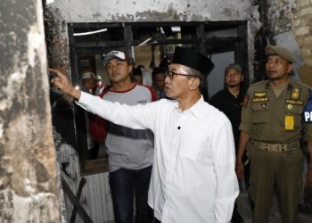 Bupati Kholilurahman Menyerahkan Bantuan ke Korban Kebakaran