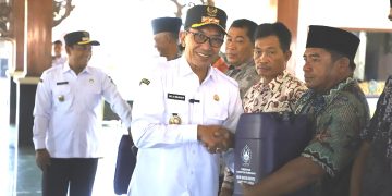 Program 100 Hari Kerja Bupati Pamekasan Bagikan Jeriken BBM Bersubsidi