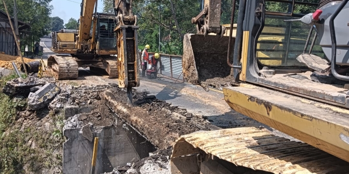 Malam Ini Jembatan Pengelean Bangkalan Ditutup Total