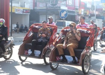 Tukang Becak Lansia Terima Bantuan Becak Listrik