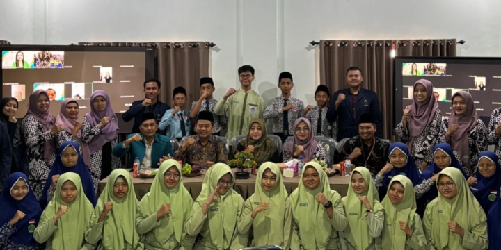 Kolaborasi Santri IBS PKMKK Bersama Pelajar Filiphina Saling Promosi Kebudayaan