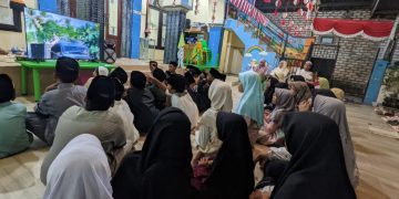 Santri TPQ Nurul Hidayah Tentenan Timur Nobar Film Dokumenter Kemerdekaan 