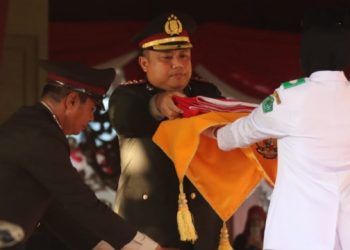 Kapolres Pamekasan Pimpin Upacara Penurunan Bendera HUT RI ke-80