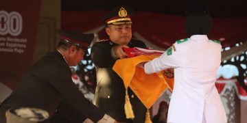 Kapolres Pamekasan Pimpin Upacara Penurunan Bendera HUT RI ke-80