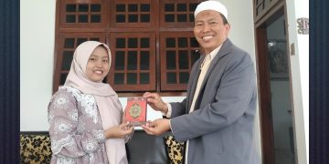 Santri Baru Pesantren Puteri Khadijah Langsung Dapat Al-Qur’an Gratis