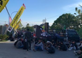Mahasiswa Blokade Jalan di Depan Polres Pamekasan Desak Kapolri Dicopot