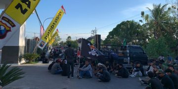 Mahasiswa Blokade Jalan di Depan Polres Pamekasan Desak Kapolri Dicopot