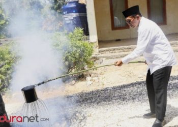 Bupati Kholilurrahman Ikut Kerja Bhakti Perbaikan Jalan di Palengaan dan Pegantenan