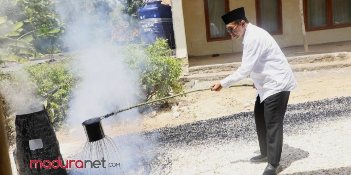 Bupati Kholilurrahman Ikut Kerja Bhakti Perbaikan Jalan di Palengaan dan Pegantenan