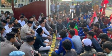 Demonstrasi di DPRD Pamekasan Singkat Tanpa Ketegangan
