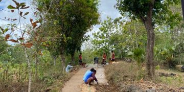 Warga Lenteng Barat Perbaiki Jalan Secara Swadaya Tanpa Ijin Kades