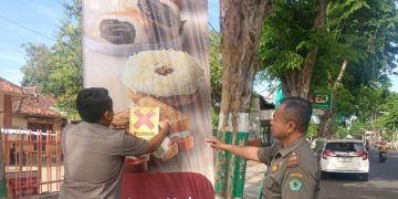 Reklame Kopi Kenangan di Jalan Jokotole Langgar Aturan