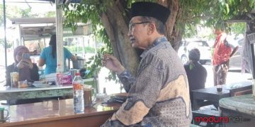 Bupati Pamekasan Pilih Warung Kopi Sederhana saat Mendampingi Istri Operasi di Surabaya