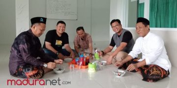 Tradisi Makan Siang Bersama Usai Salat Jumat di Masjid Hasyim Asy’ari Kemenag Pamekasan 