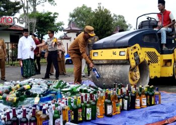 Bupati Kholilurrahman memimpin pemusnahan minuman beralkohol bertempat di Lapangan Nagara Bhakti Pamekasan, Senin (9/2/2026).