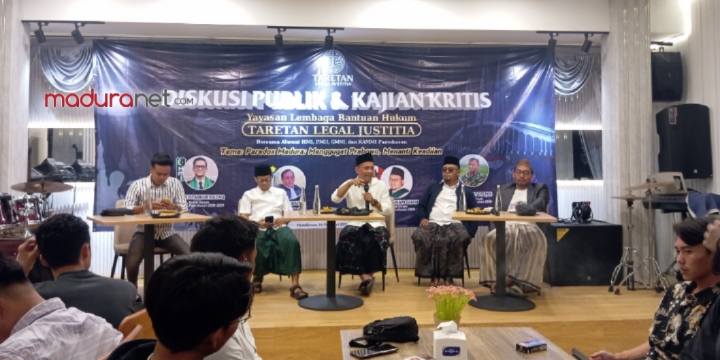 Lima alumni Cipayung Plus Pamekasan saat menyampaikan materi di D'Queen Cafe & Resto setempat, Senin (16/2/2026).