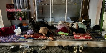 Terlihat para korban terlelap tengah malam sebelum waktu sahur di kantor PT Pegadaian Cabang Pamekasan.