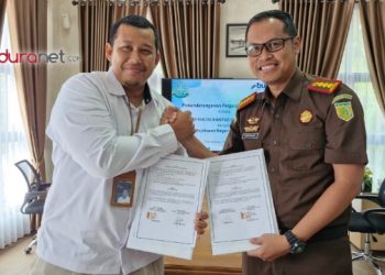 Pemimpin Perum BULOG Kantor Cabang Madura Ahmad Rofi'i bersama Kepala Kejaksaan Negeri Pamekasan Anton, Arifullah saat menandatangani kerja sama hukum bidang perdata dan tata usaha negara.