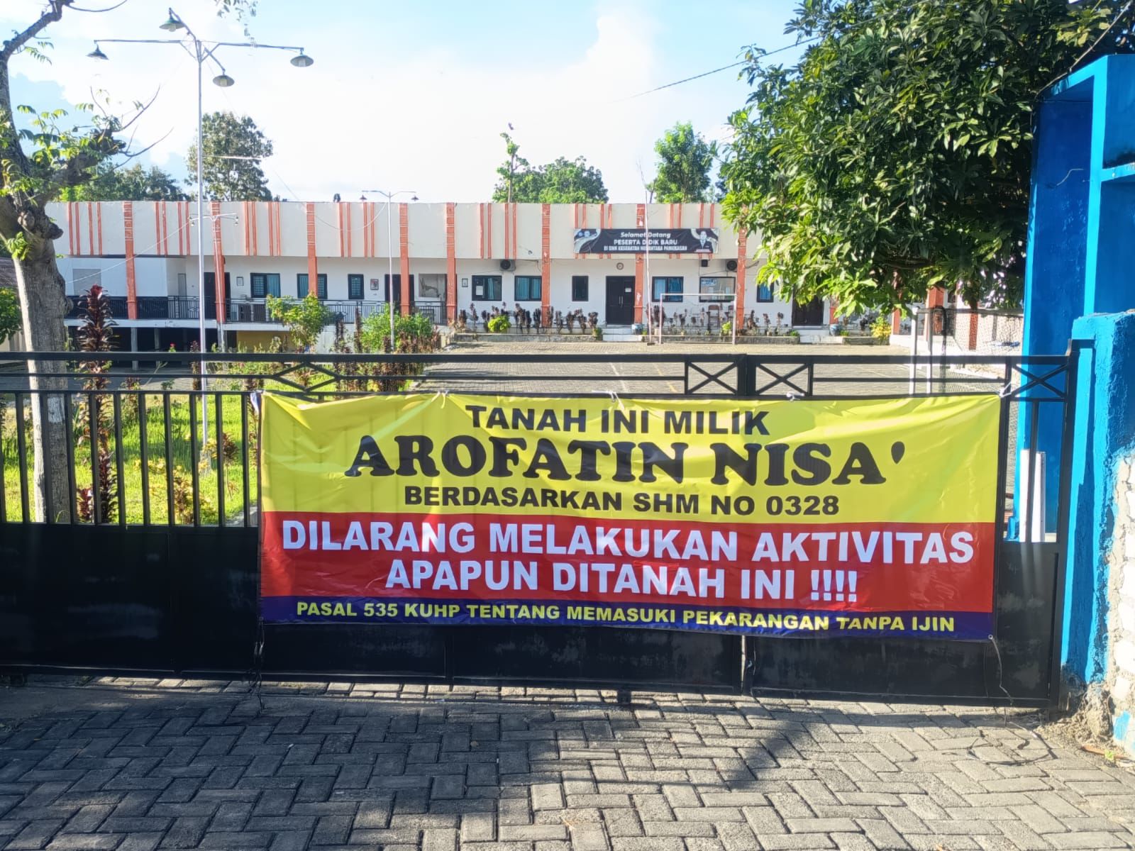 SMK Kesehatan Pamekasan Disegel Siswa Histeris Lari Lompat Pagar