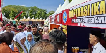 Gubernur Khofifah Borong Produk Unggulan Koperasi IKAFA di Pamekasan