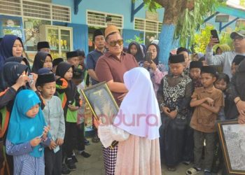 Haji Her Terpana Puisi Siswi SDN Kowel 3 hingga Berbuah Sumbangan Pembangunan Gedung