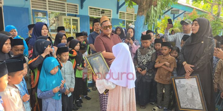 Haji Her Terpana Puisi Siswi SDN Kowel 3 hingga Berbuah Sumbangan Pembangunan Gedung
